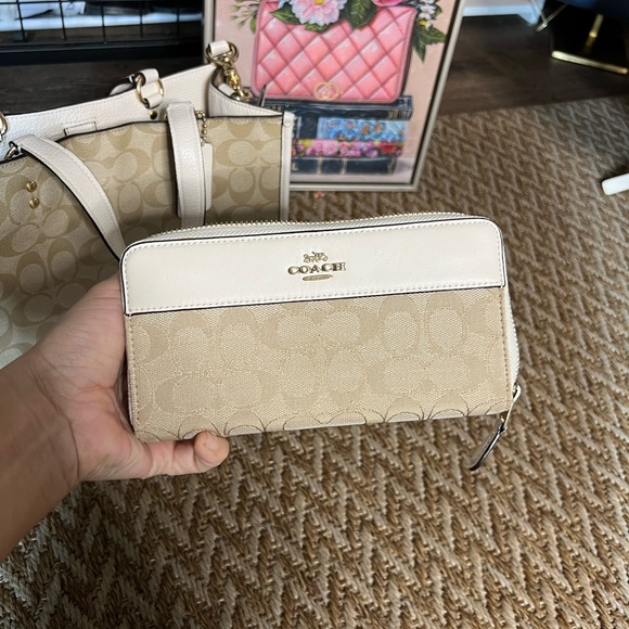 🔥🔥 Beautiful Coach Signature Tote Bag/ crossbody and matching wallet - Picture 8 of 14